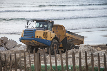 Camion en action sur la plage de Lacanau