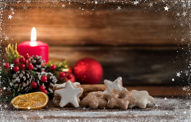 Fototapeta na wymiar Hintergrund mit Zimtsternen und Lebkuchen im Kerzenschein zur Adventszeit