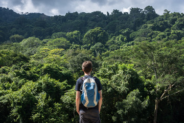 Voyageur dans la jungle au Chiapas, Mexique