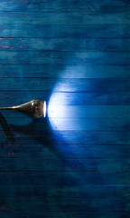lumière d& 39 un projecteur sur un mur en bois bleu