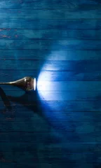 Crédence de cuisine en verre imprimé Lumière et ombre lumière d& 39 un projecteur sur un mur en bois bleu