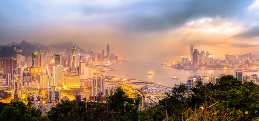 Obraz premium Mglisty noc widok Victoria port, Hong Kong