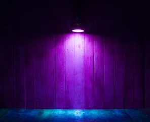 Vitrage gordijnen Licht en schaduw rood licht spotlight op een blauwe houten muur