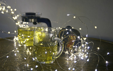 Tee trinken im Lichterschein