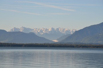 
Schneebedeckte Berge Gipfel der Alpen am Chiemsee - Wilder Kaiser 