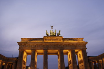 Porte de Brandebourg de nuit à Berlin © Atlantis