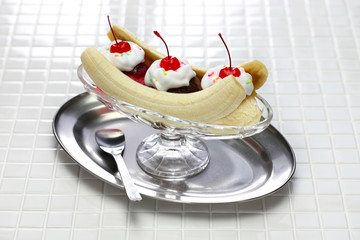 homemade banana split sundae, american dessert