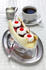 homemade banana split sundae, american dessert