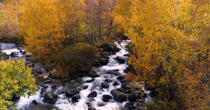 paysage d'une rivi&egrave;re en automne 
