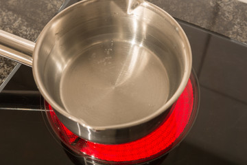 Pfanne auf dem Herd mit kochendem Wasser