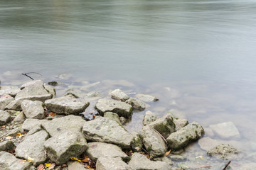 Wasser mit Steinen