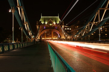 Fototapeta na wymiar Most Tower Bridge w Londynie, nocą, długi czas naświetlania