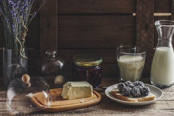 easy food - a sandwich with berries and milk