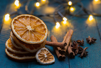 Getrocknete Orangen mit Anis und Zimt auf petrolfarbenen Holz