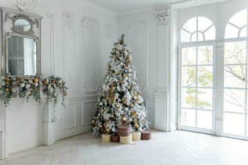 Christmas tree with white and gold decorations