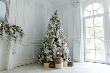 Christmas tree with white and gold decorations