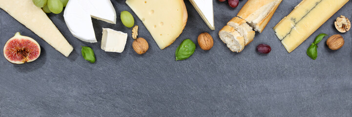 Käseplatte Schweizer Käse Platte Brot Camembert Textfreiraum Banner Schiefertafel von oben