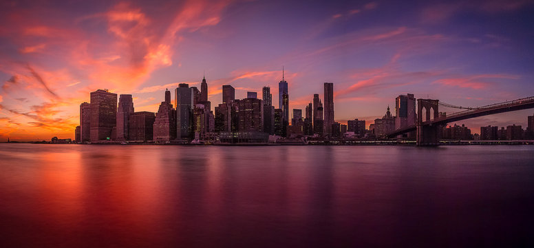 Fototapeta Sunset view of the island of Manhattan from Brooklyn