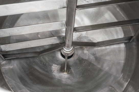 Tanque de a&ccedil;o inox para misturar l&iacute;quidos em ind&uacute;stria aliment&iacute;cia