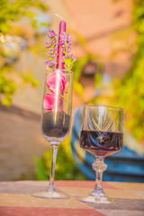 Composición de copa en un jardin florido y calido Ambiente tranquilo y relajado