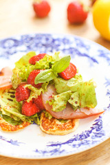 Salad with ham and strawberries