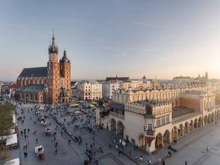Blick auf die Altstadt in Krakau, Luftaufnahmen mit Drohnen bei Sonnenuntergang, berühmte Kathedrale im Abendlicht, die Tuchhallen in Polen