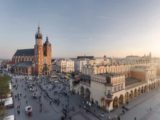 Selbstklebende Fototapete Krakau Blick auf die Altstadt in Krakau, Luftaufnahmen mit Drohnen bei Sonnenuntergang, berühmte Kathedrale im Abendlicht, die Tuchhallen in Polen