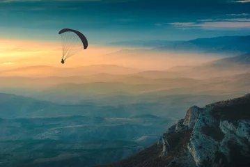Photo sur Plexiglas Sports aériens Silhouette de parapente au-dessus de la vallée
