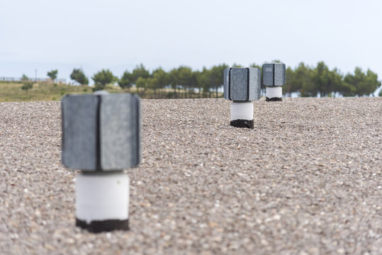 Chimeneas en el suelo.