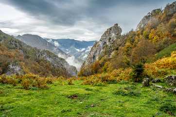 Obraz premium Autumn mountain landscape