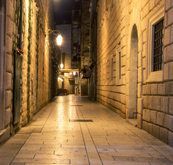 Fototapeta na wymiar alleyway dubrovnik at night
