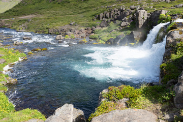 Naklejka na ściany i meble Landschaft rund um den Dynjandi-Wasserfall in den Westfjorden, Island
