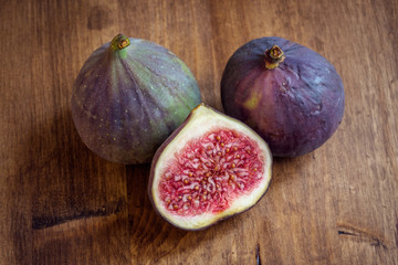 Ripe figs on a wooden table