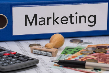 Aktenordner (blau) mit Beschriftung Marketing