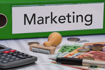 Aktenordner (grün) mit Beschriftung Marketing