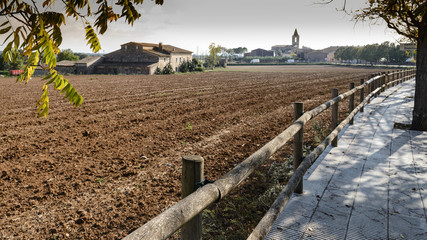 Fototapeta na wymiar Casa de campo y campos de cultivo en la comarca del Gironés, Fornells de la Selva, Girona, Cataluña 