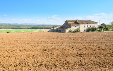 Casa de campo y campos de cultivo en la comarca del Gironés, Fornells de la Selva, Girona, Cataluña 