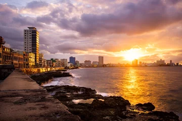 Poster Romantic sunset at the Malecon seawall in Havana © kmiragaya