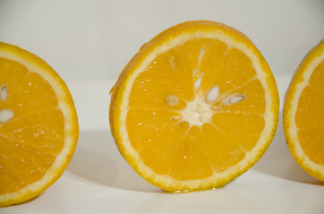 Naranjas en rodajas sobre fondo blanco. Fruta