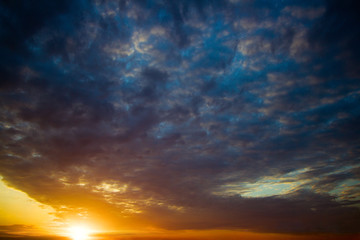 Obraz premium Dramatic sunset with clouds.