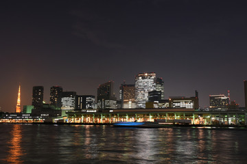 Fototapeta na wymiar 日本の東京都市風景・夜景「墨田川の情景」（築地や東新橋方面などを望む）