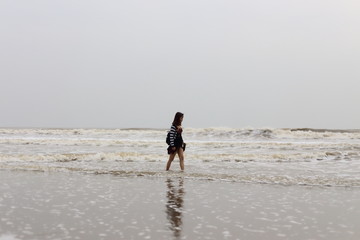 サムソンビーチを旅行する女性