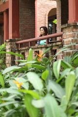 バルコニーにいる女性