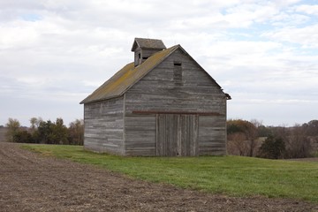 Obraz premium Old wooden barn on a cloudy fall day