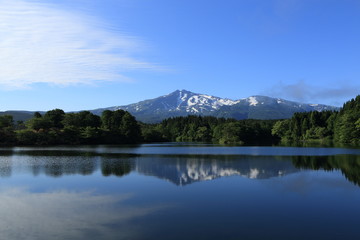 Fototapeta premium 初夏の大潟溜池に映る鳥海山 秋田県にかほ市 Ogata Tameike in early summer / Nikaho, Akita, Japan