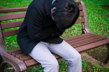 お腹を押さえる男性