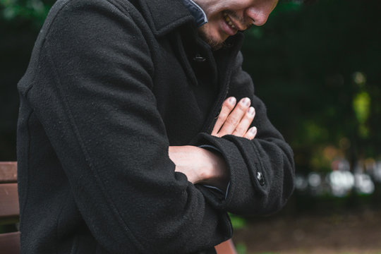 ほくそ笑む男性