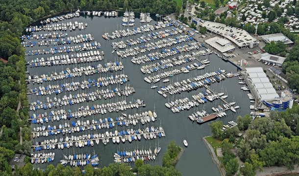 Luftaufnahme des Jachthafens Gohren am deutschen Bodensee-Ufer