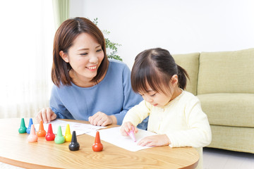 お絵かきをする親子
