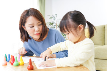 お絵かきをする親子